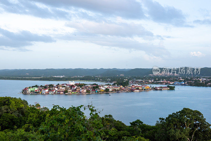 弗洛雷斯岛全景，佩滕湖