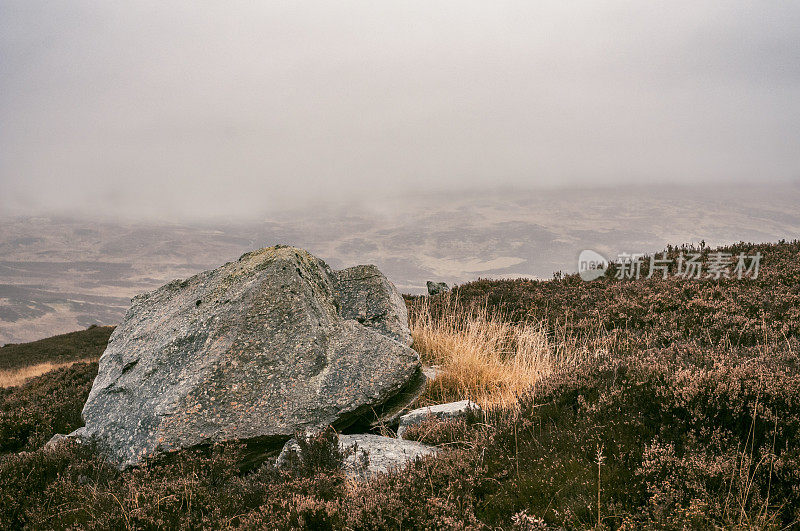 苏格兰秋天高地上的岩石