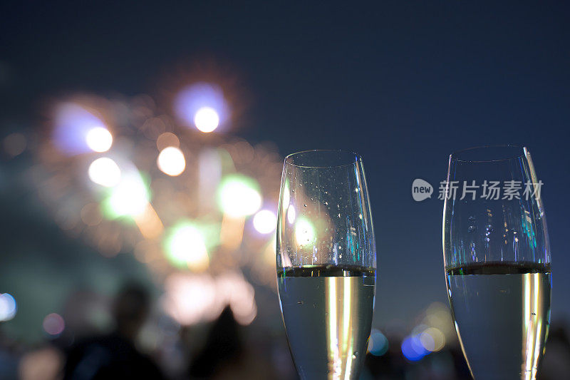 庆祝活动中的香槟笛子。