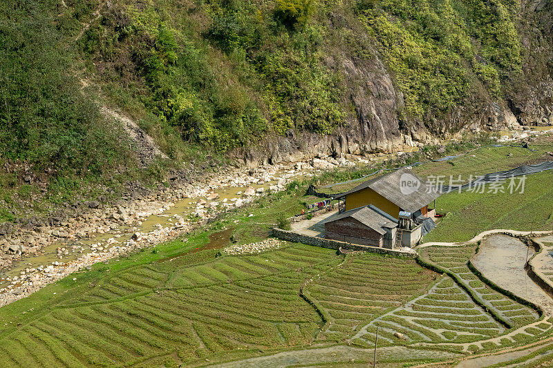 位于梯田中间的传统越南风格农舍。越南北部山区，靠近沙巴