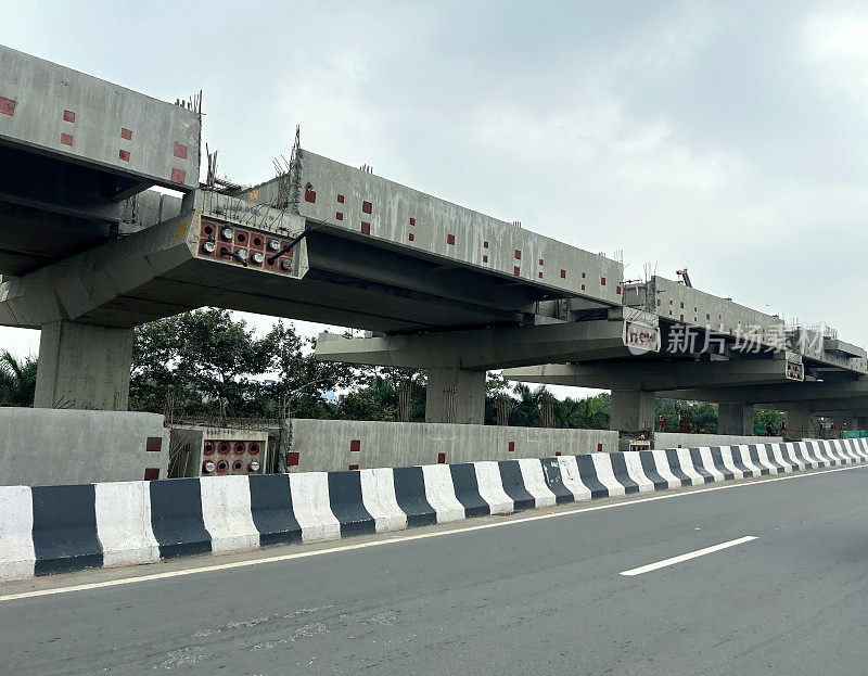 高架道路正在建设中。