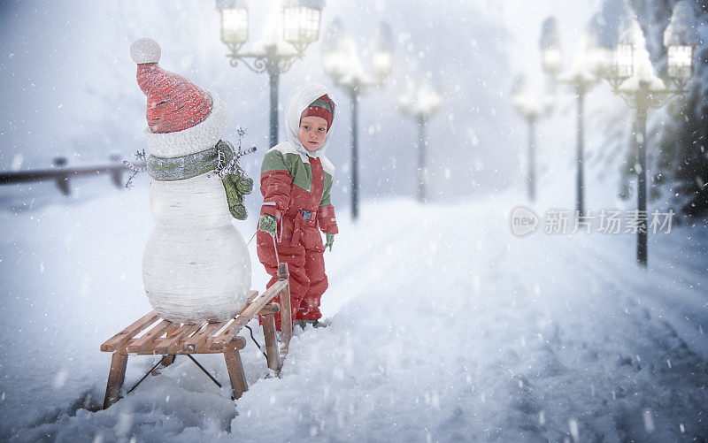 孩子背着雪橇，雪橇上有一个雪人