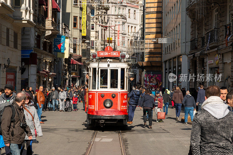 2023年4月9日，土耳其伊斯坦布尔，一辆旧电车穿过人群，沿着Istiklal街驶向塔克西姆广场。伊斯坦布尔的标志