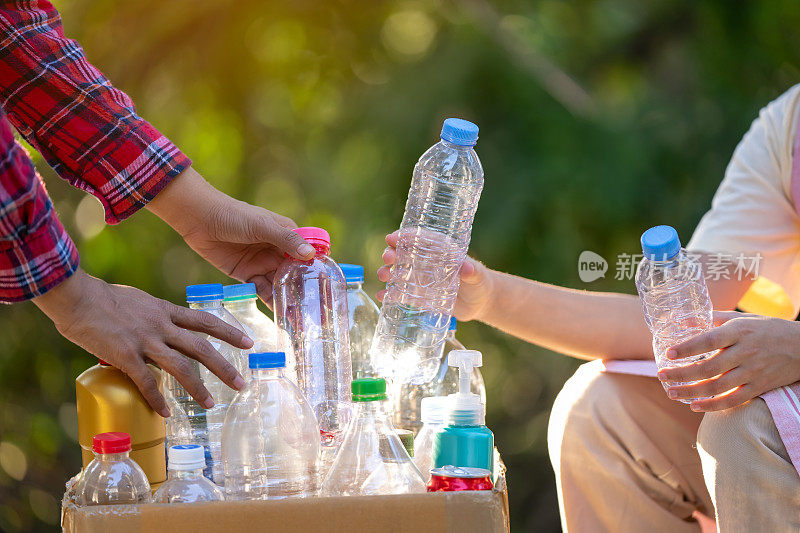 女孩学会了将塑料瓶中的垃圾分类回收，以减少生态环境