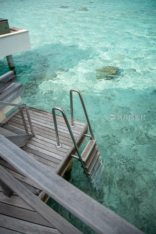马尔代夫水上别墅露台，通往豪华酒店的海泻湖