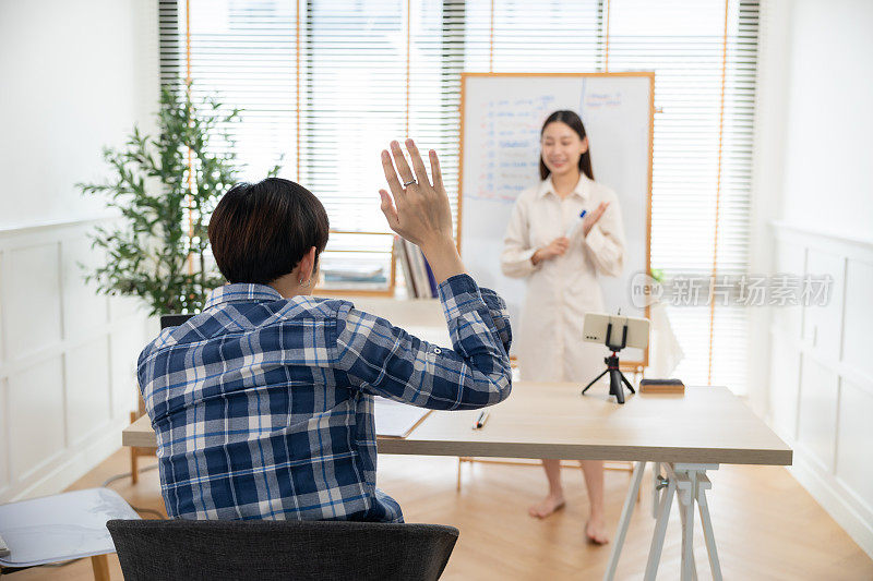 商务人士在家庭办公室向合作伙伴介绍新项目。年轻的女商人在会议室里做报告。