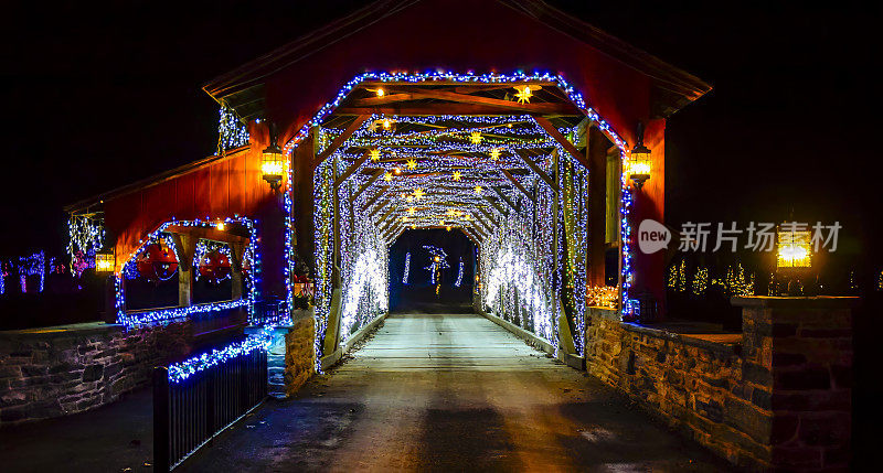 蓝白两色的灯光闪烁着廊桥的内部，营造出节日的隧道效果
