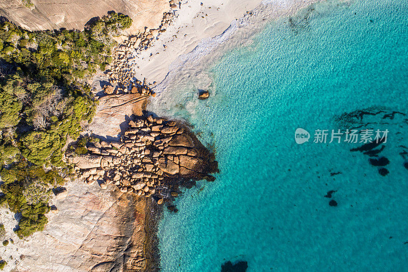 海滨鸟瞰图，沙滩和海水蓝色的海洋