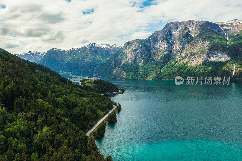 鸟瞰汽车驾驶风景秀丽的夏季景观由水晶蓝色峡湾与田园诗般的山景在挪威