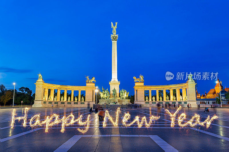 匈牙利布达佩斯英雄广场(Hősök)上的“新年快乐”烟花