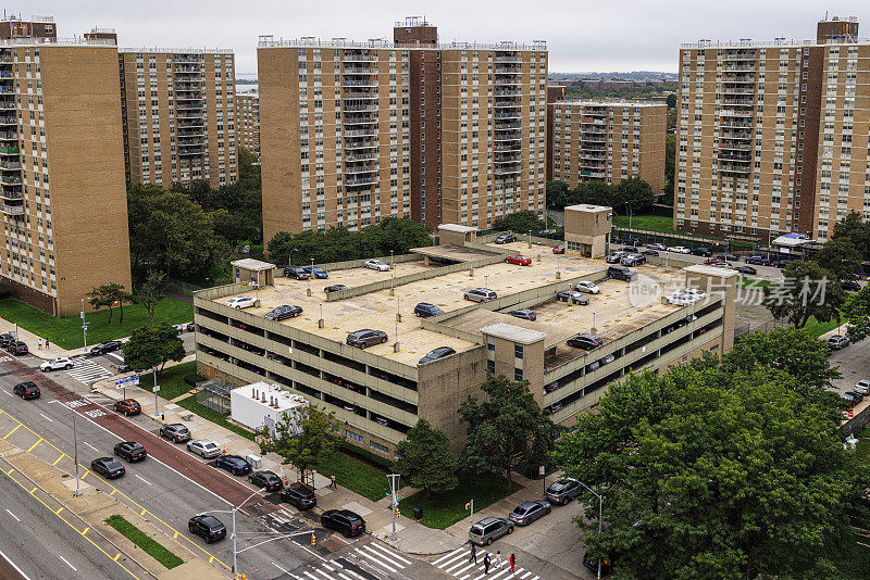 纽约布鲁克林斯塔雷特市公寓住宅区的屋顶停车场