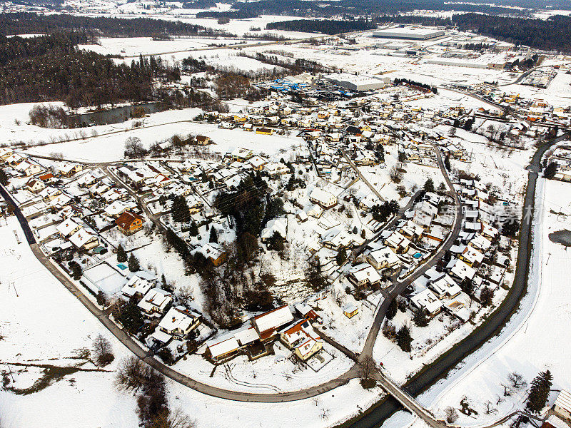 积雪覆盖的住宅区鸟瞰图