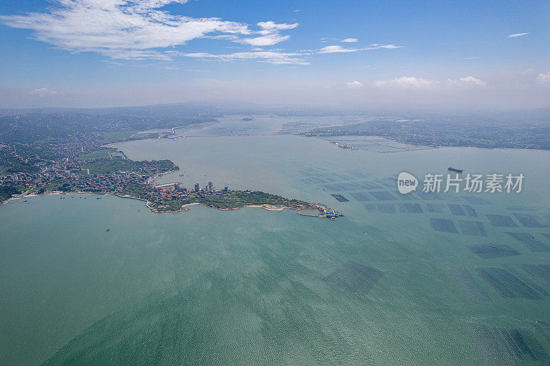 海上漂浮的水产养殖场鸟瞰图