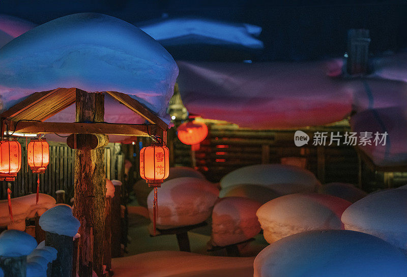 冬季雪乡雪乡，中国的灯笼，深雪的夜晚，五彩缤纷的灯光，白雪覆盖的小屋
