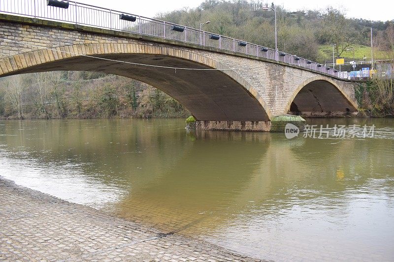 横跨河流的拱桥