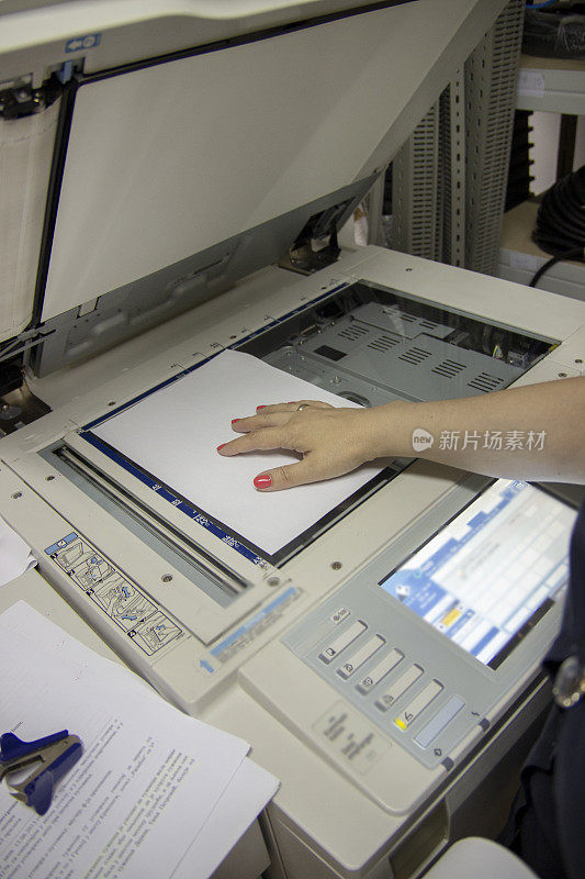 女商人使用影印机的全貌