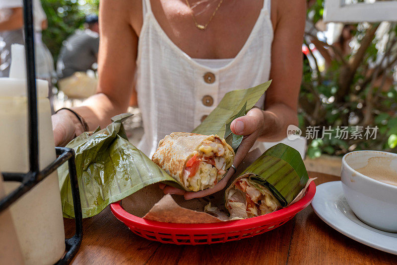 墨西哥一个女人吃墨西哥卷饼的特写