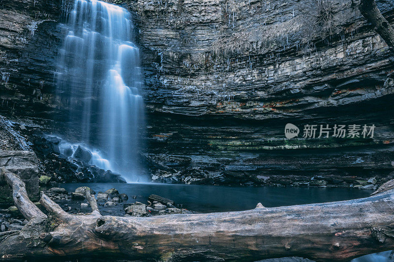 美丽的瀑布从令人惊叹的岩石峭壁上奔流而下;初冬的冷色调;汉密尔顿，安大略省，加拿大
