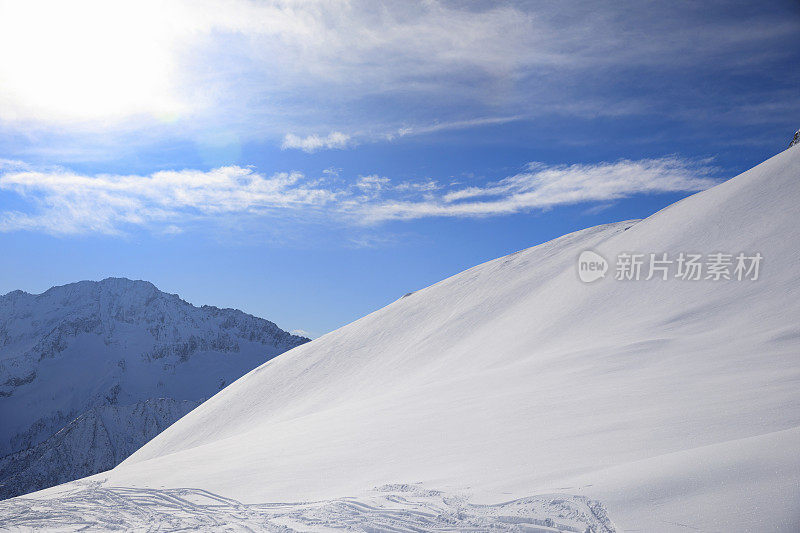 粉雪。完美的滑雪斜坡。山顶的高山景观。阳光明媚的滑雪胜地谷加迪纳雪山白云石超级滑雪区。滑雪胜地。意大利、欧洲。