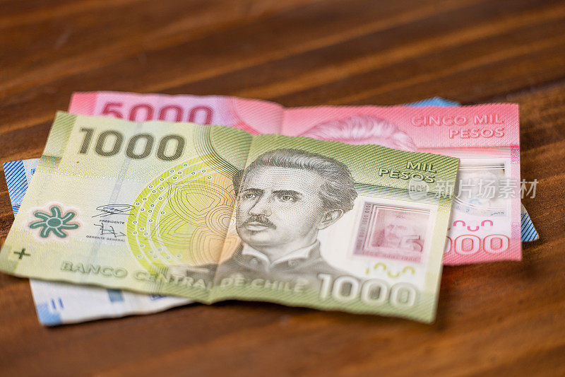 智利有1000、5000和10000智利比索的木制背景纸币。