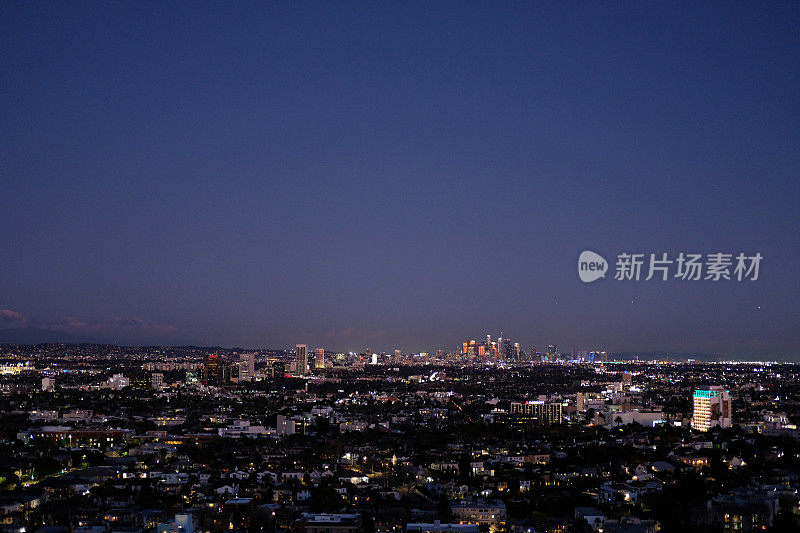 世纪城天际线景观，日落，现代建筑，豪华公寓，洛杉矶城市景观，宁静，全景摄影，世纪公园东大道，冬季天空，晴朗的天空，住宅社区，夜晚