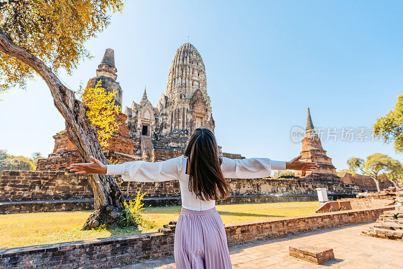 一位年轻女子在泰国大城府历史公园的Ratchaburana寺欣赏风景的后景