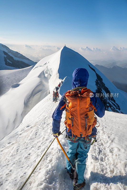 雪峰追逐:登山家沿冰岭攀登