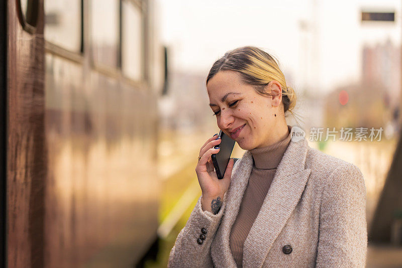 一个女人用手机坐火车上下班