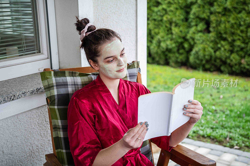 穿着浴袍的女人正在读书