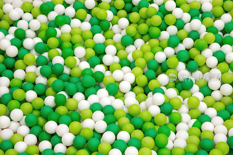 白色和绿色的球