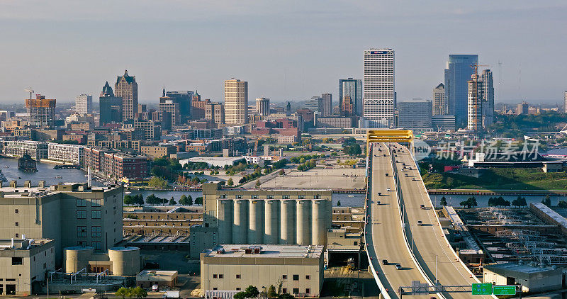 威斯康星州密尔沃基市中心的无人机视图，框架中的丹尼尔·w·霍恩纪念桥