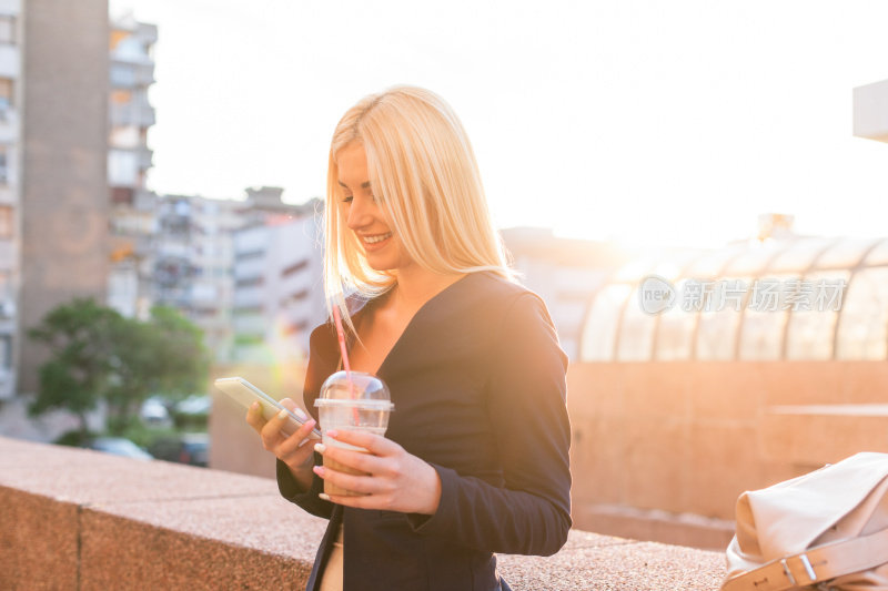 拿着手机的女人的手