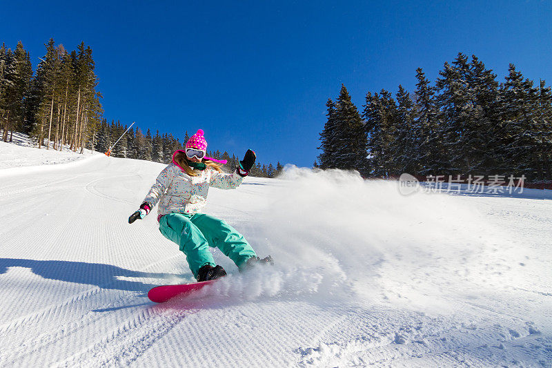 一个滑雪女孩的动作镜头，急速下坡