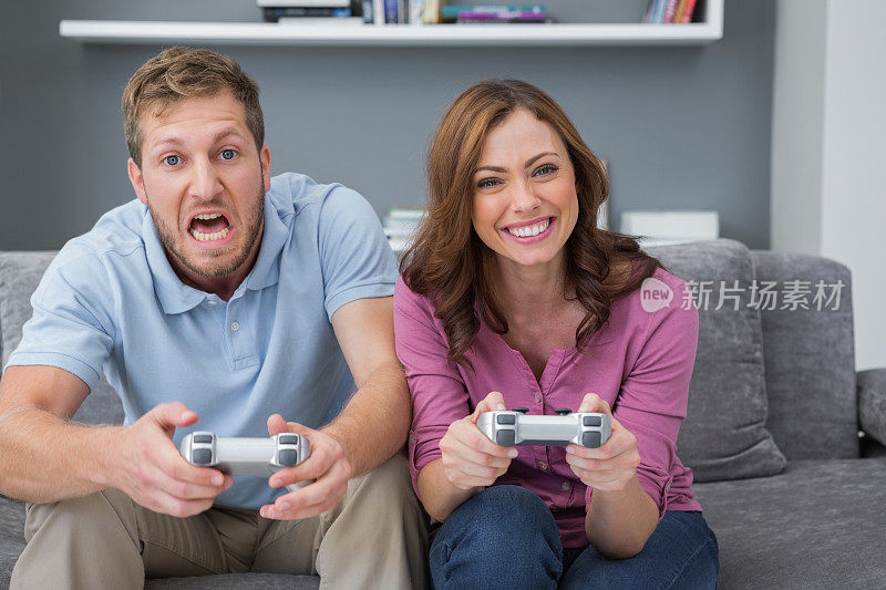情侣一起玩电子游戏，玩得很开心