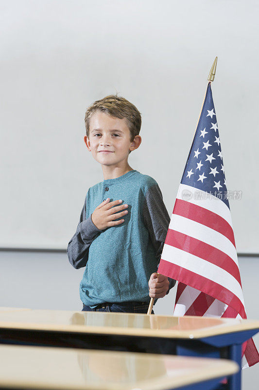 拿着美国国旗宣誓效忠的男孩