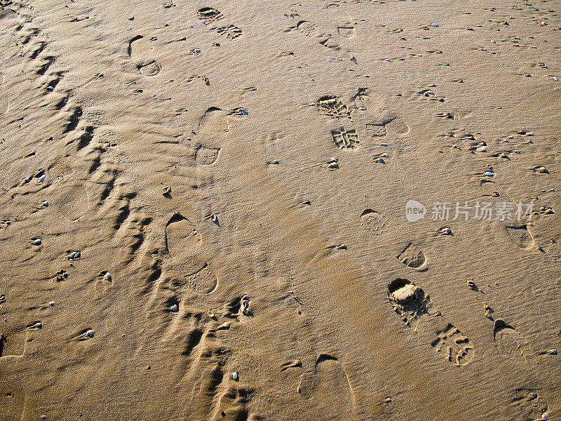 沙地上有各种痕迹，包括脚印和轮胎，土耳其