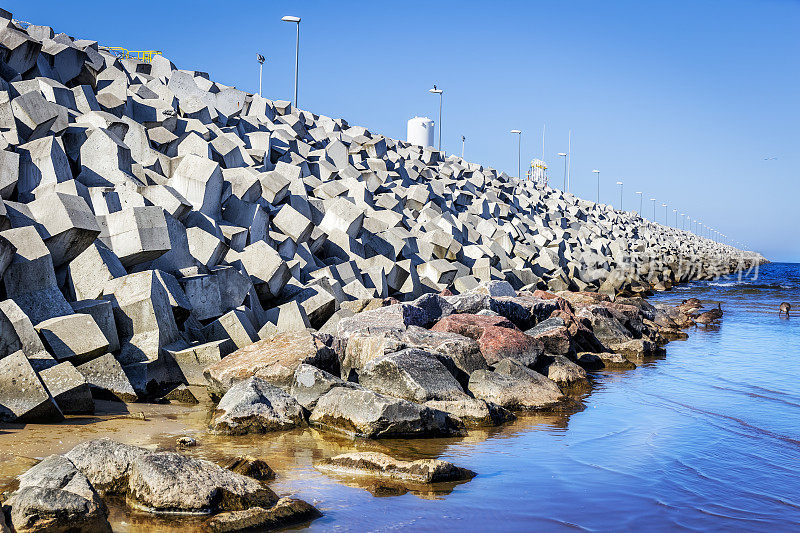 波罗的海Swinoujscie的混凝土防水堤