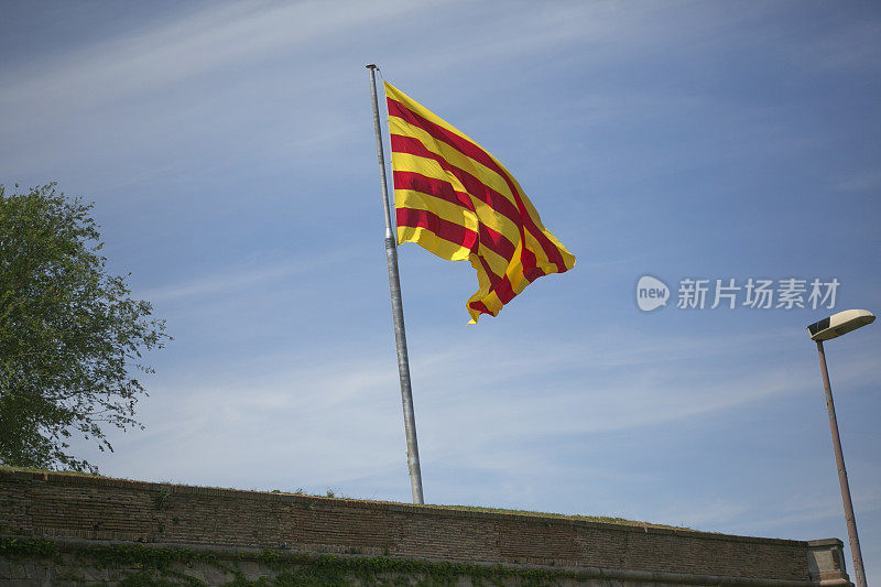 西班牙巴塞罗那蒙朱伊奇城堡的西班牙国旗