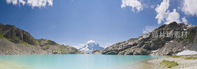 法国夏蒙尼夏季高山湖天空