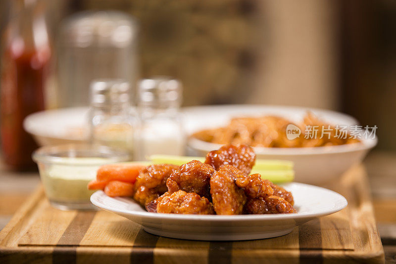 酒吧的食物。零食,开胃菜。辣鸡翅，椒盐卷饼。