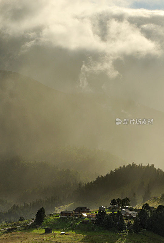 乡村山地景观与金色的阳光