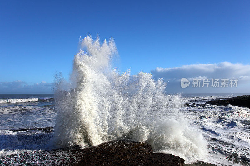 汹涌的海浪和蔚蓝的天空