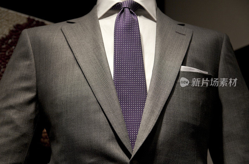 西装配紫色领带