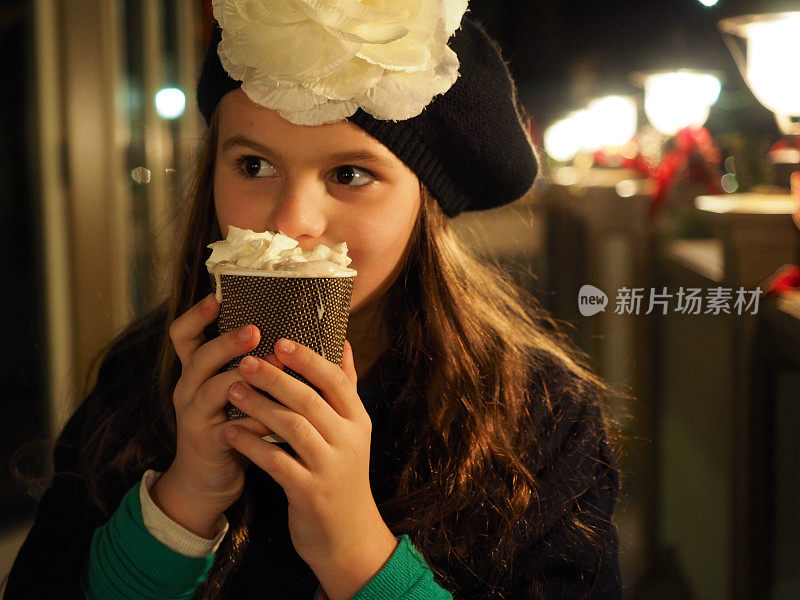 小女孩喝热巧克力和鲜奶油