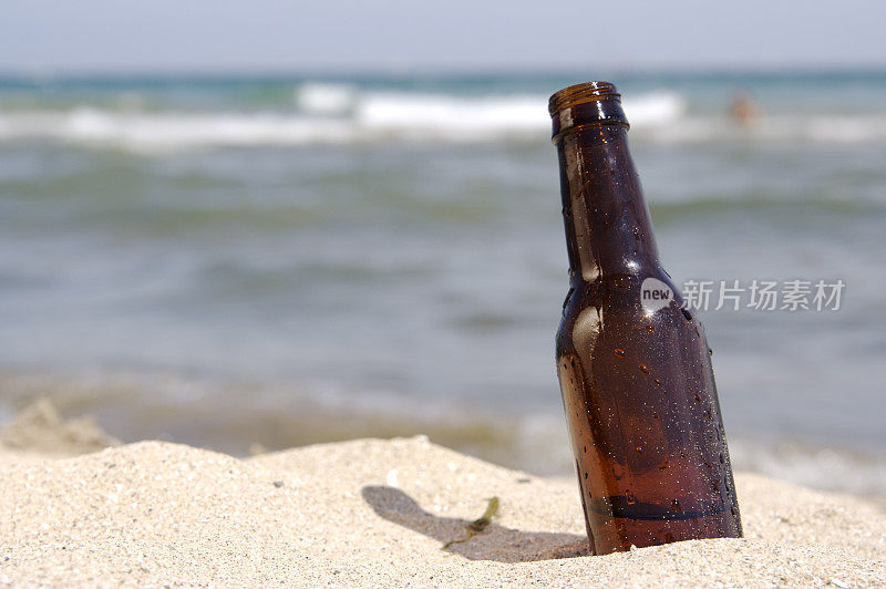 沙子里的啤酒瓶