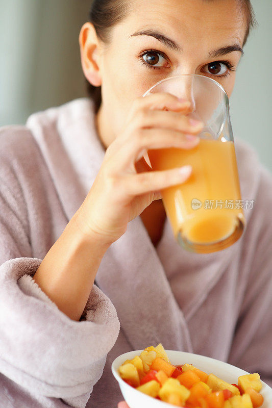 吃健康早餐的漂亮女人