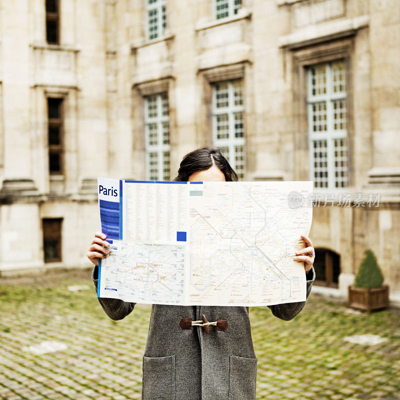 一个女人正在巴黎看地图