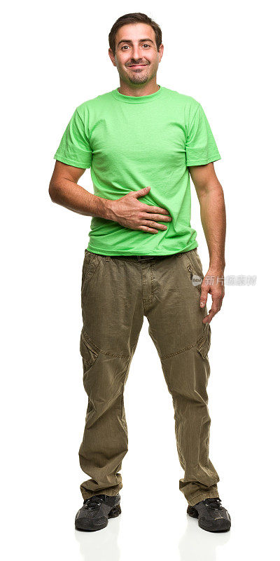 一个穿着绿色t恤，手放在肚子上的男人