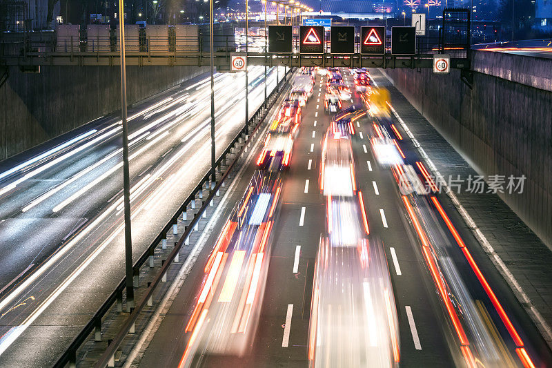 高速公路晚上