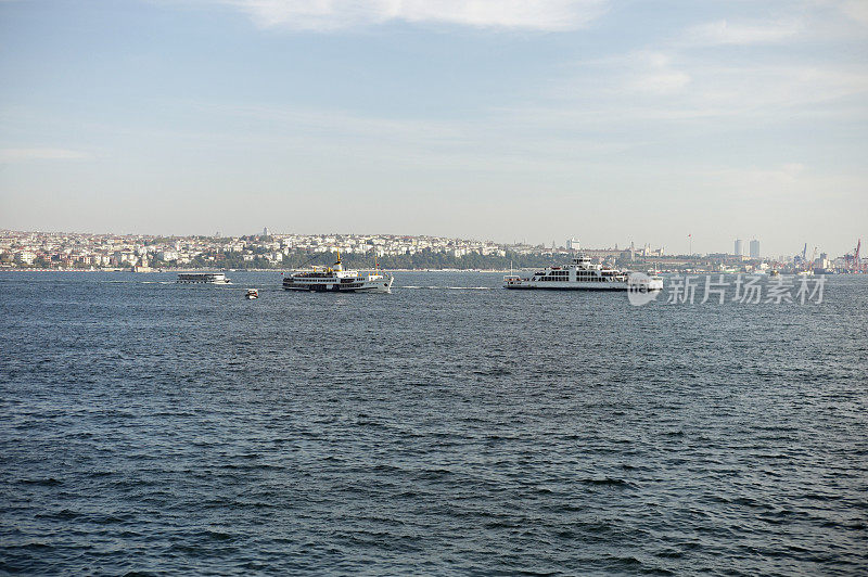 土耳其伊斯坦布尔博斯普鲁斯海峡的客船